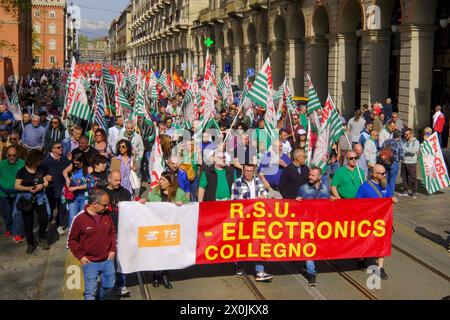 Turin, Italien. April 2024. TURIN - TURIN STREIK FÜR MIRAFIORI INDUSTRIEWERK STELLANTIS GRUPPE HIER IN FOTOARBEITERN BEI DER PROZESSION redaktionelle Verwendung nur Credit: Unabhängige Fotoagentur/Alamy Live News Stockfoto