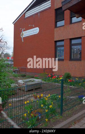 Die Freie Evangelische Bekenntnisschule Bremen febb. Ihr Trägerverein betreibt in Bremen-Habenhausen eine Grundschule Foto, eine Oberschule Gesamtschule und ein Gymnasium, außerdem in einem anderen Stadtteil eine weitere Grundschule. Die Privatschule ist evangelikal geprägt und eine staatlich anerkannte Bekenntnisschule in freier Trägerschaft. Ihr Motto lautet: Glaube. Hoffnung. Liebe Liebe. *** Die Freie Evangelische Bekenntnisschule Bremen febb betreibt eine Grundschule Foto, eine Gesamtschule und ein Gymnasium in Bremen Habenhausen sowie eine weitere Grundschule in Anothe Stockfoto