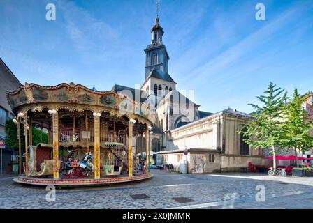 Kirche Saint-Jacques, Carousel, Place Drouet-d'Erlon, Hausfassade, Stadtrundgang, Blick auf das Haus, Reims, Marne, Frankreich, Europa, Stockfoto