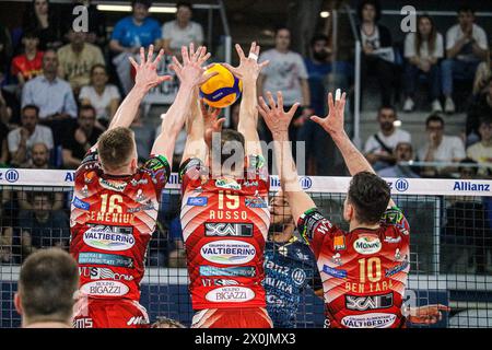 Mailand, Italien. April 2024. MONSTERBLOCK WASSIM BEN TARA, ROBERTO RUSSO UND KAMIL SEMENIUK (SIR SUSA VIM PERUGIA) während der Playoff - Allianz Milano gegen Sir Susa VIM Perugia, Volleyball Italian Serie A Men Superleague Match in Mailand, Italien, 11. April 2024 Credit: Independent Photo Agency/Alamy Live News Stockfoto