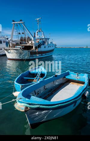 Allgemeiner Blick auf den Hafen und das Meer in Procida, Bucht von Neapel, Italien Stockfoto