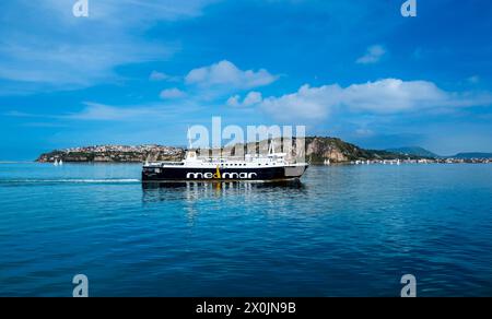 Die Fähre MedMar vorbei an Miseno, Bucht von Neapel, Italien Stockfoto