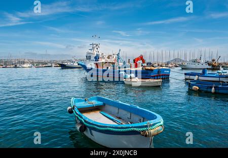 Allgemeiner Blick auf den Hafen in Procida, Bucht von Neapel, Italien Stockfoto