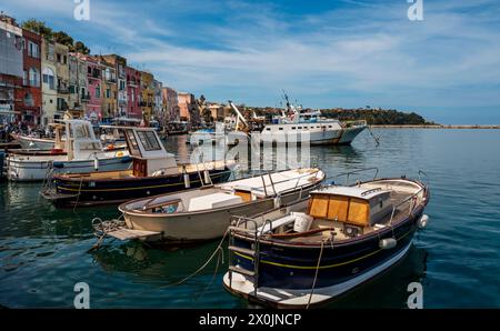 Allgemeiner Blick auf den Hafen und das Meer in Procida, Bucht von Neapel, Italien Stockfoto