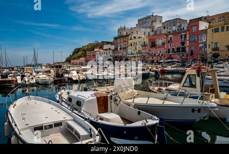 Allgemeiner Blick auf den Hafen und das Meer in Procida, Bucht von Neapel, Italien Stockfoto