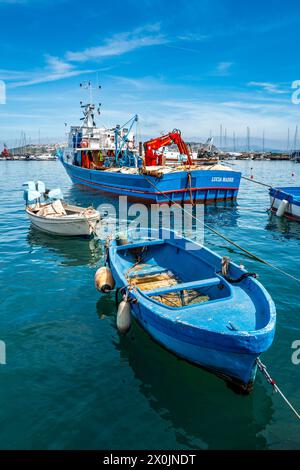 Allgemeiner Blick auf den Hafen in Procida, Bucht von Neapel, Italien Stockfoto