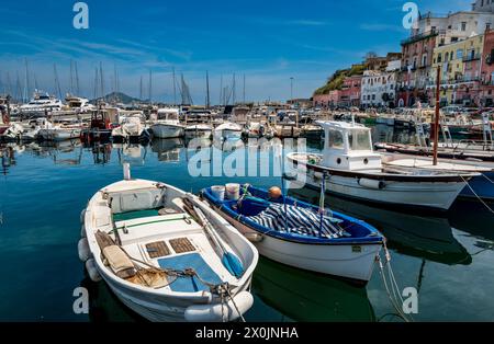 Allgemeiner Blick auf den Hafen und das Meer in Procida, Bucht von Neapel, Italien Stockfoto