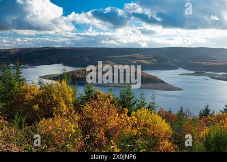 Panoramablick auf den Rursee, natürliche Idylle in der Nordeifel, Schmidt: Schöner Ausblick, Dorfleben mit Seeblick, ruhiger Rückzugsort am Rursee Stockfoto