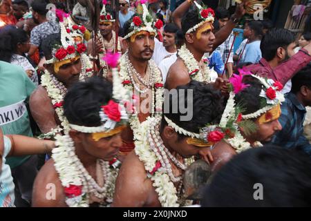 Kalkutta, Indien. April 2024. 12. April in Kalkutta, Indien: Hindu-Anhänger nehmen am Freitag an einem Ritual of Shiva Gajan Hindu Festival in Kalkutta, Indien, Teil. Treue Hindugläubige bieten jedes Jahr verschiedene Rituale an, in der Hoffnung, die Gunst des hinduistischen Gottes Shiva zu gewinnen. Quelle: Eyepix Group/Alamy Live News Stockfoto