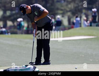 Augusta, Usa. April 2024. Südkoreas Byeong Hun schlägt am Freitag, den 12. April 2024, in der zweiten Runde des Masters Turniers im Augusta National Golf Club in Augusta, Georgia, auf das dritte Loch. Foto: Tannen Maury/UPI Credit: UPI/Alamy Live News Stockfoto