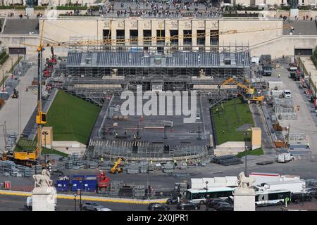 Paris, Frankreich. April 2024. © PHOTOPQR/LE PARISIEN/Le Parisien/Arnaud Journois ; PARIS ; 12/04/2024 ; PARIS, 12/04/2024, VUE DU TROCADERO DEPUIS LA TOUR EIFFEL/JEUX OLYMPIQUE PARIS 2024/CHANTIER DU CHAMPIONS PARK OU LES ATHLETEN CELEBRERONT LEURS MEDAILLES, TROCADERO PLACE DES DROITS DE L'HOMME /PHOTO LE PARISIEN/ARNAUD JOURNOIS PARIS, FRANKREICH, 12. APRIL 2024. Olympiaeinrichtungen in Paris werden eingerichtet Credit: MAXPPP/Alamy Live News Stockfoto