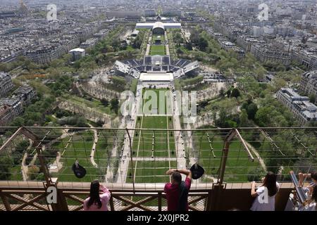 Paris, Frankreich. April 2024. © PHOTOPQR/LE PARISIEN/Le Parisien/Arnaud Journois ; PARIS ; 12/04/2024 ; PARIS, 12/04/2024, VUE DU CHAMPS DE MARS DEPUIS LA TOUR EIFFEL/JEUX OLYMPIQUE PARIS 2024/NOUVELLE PELOUSE, MONTAGE DU STADE DU TOUR EFFEL OU AURONT LIEU LES EPREUVES DE BEACH VOLLEY, GRAND PALAIS EPHEMERE /PHOTO LE PARISIEN/ARNAUD JOURNOIS PARIS, FRANKREICH, 12. APRIL 2024. Olympiaeinrichtungen in Paris werden eingerichtet Credit: MAXPPP/Alamy Live News Stockfoto