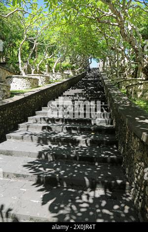 Stufen zum Pura Luhur Uluwatu Vertikal, Bali Stockfoto