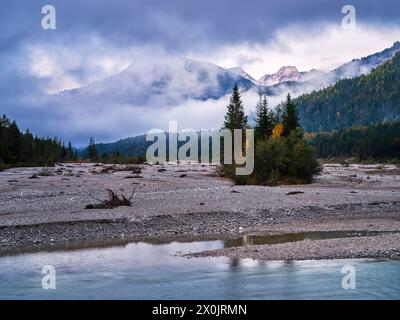 Morgennebel bei Rißbach und Isar, Vorderriß Stockfoto