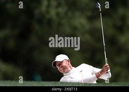 Augusta, Usa. April 2024. Der nordirische Rory McIlroy trifft am Freitag, den 12. April 2024, im Augusta National Golf Club in Augusta, Georgia, beim ersten Loch des Masters Turniers aus dem Bunker. Foto: John Angelillo/UPI Credit: UPI/Alamy Live News Stockfoto