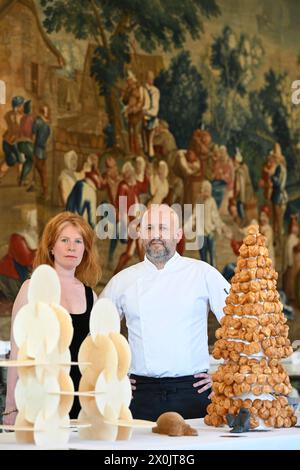 Prag, Tschechische Republik. April 2024. L-R Sonia Verguet, kulinarische Designerin und Gewinnerin des Residenzprogramms Prag-Straßburg 2023, und Alexandre Di Cintio, Chefkoch in der französischen Botschaft, posieren bei einem kreativen französisch-tschechischen Buffet-Menü, bevor eine Verkostung in der französischen Botschaft im Rahmen der globalen Veranstaltung Gicht de France/Good France stattfindet; die am 12. April 2024 in Prag, Tschechische Republik, Frankreich durch seine Küche fördern will. Quelle: Michal Kamaryt/CTK Photo/Alamy Live News Stockfoto