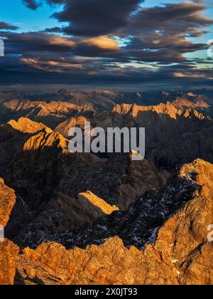 Bei Dämmerung auf der Zugspitze Stockfoto