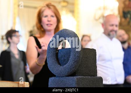 Prag, Tschechische Republik. April 2024. L-R Sonia Verguet, kulinarische Designerin und Gewinnerin des Residenzprogramms 2023 Prag - Straßburg, und Alexandre Di Cintio, Chefkoch in der französischen Botschaft, wird bei einem kreativen französisch-tschechischen Buffet-Menü gesehen, bevor eine Verkostung in der französischen Botschaft im Rahmen der globalen Veranstaltung Gicht de France/Good France stattfindet. die am 12. April 2024 in Prag, Tschechische Republik, Frankreich durch seine Küche fördern will. Quelle: Michal Kamaryt/CTK Photo/Alamy Live News Stockfoto