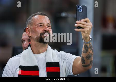 Mailand, Italien. April 2024. Fabio Volo nimmt an den Viertelfinalen der UEFA Europa League 2023/24 Teil, dem 1. Leg-Fußballspiel zwischen AC Milan und AS Roma im San Siro Stadium. (Foto: Fabrizio Carabelli/SOPA Images/SIPA USA) Credit: SIPA USA/Alamy Live News Stockfoto