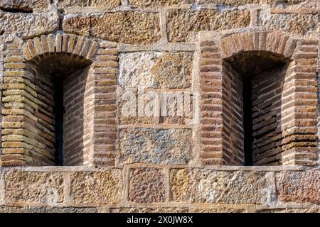 Nahaufnahme zweier Backsteinembrasuren in der alten Weihnachtsfestung, rechts vom Hafen der neoklassizistischen Stadt Cartagena, Region Murcia, Spanien. Stockfoto