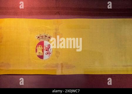 Flagge, die von der Erfindung des Torpedo-U-Bootes Isaac Peral während der Versuche auf See in dem neuen Raum, der seinem Erbe in der Stadt Cartagena gewidmet ist, geflogen wurde. Stockfoto