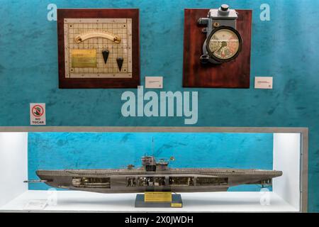 Maschinentelegraph, Klinometer und Abschnitt des U-Bootes G-7 der spanischen Marine im Büro von Isaac Peral des Marinemuseums von Cartagena. Stockfoto