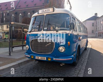 OPAVA, TSCHECHISCHE REPUBLIK - 11. NOVEMBER 2018: Tschechischer Skoda 706 RTO MEX Oldtimer-Bus in Opava Stockfoto