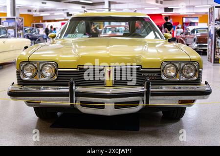 OSTRAVA, TSCHECHISCHE REPUBLIK - 15. SEPTEMBER 2012: Vorderansicht des Pontiac Catalina Station 400 in der Oldtimerausstellung Stockfoto