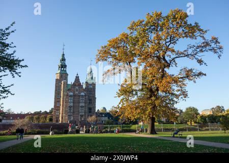 KOPENHAGEN, DÄNEMARK - 28. OKTOBER 2014: Schloss Rosenborg und großer Baum in Kopenhagen, Dänemark bei Sonnenuntergang Stockfoto