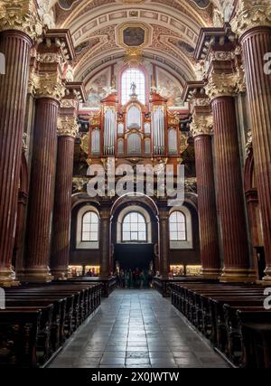 POSEN, POLEN - 11. AUGUST 2018: Innenraum und Orgel der Basilika unserer Lieben Frau von der ewigen Hilfe, Maria Magdalena und St. Stanislaus in Posen, Polen Stockfoto