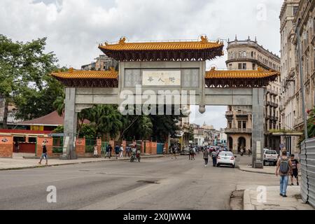 HAVANNA, KUBA - 28. AUGUST 2023: Tor Barri Hino (Barrio Chino) in Havanna, Kuba zum chinesischen Teil der Stadt Stockfoto