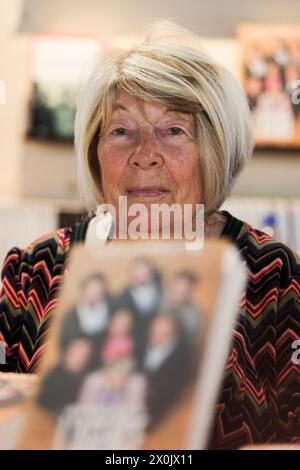 Paris, Frankreich. April 2024. Die Familie Kretz signiert sein Buch auf dem Pariser Buchfestival am 12. April 2024 im ephemeren Grand Palais. Foto: Thibaud MORITZ/ABACAPRESS.COM Credit: Abaca Press/Alamy Live News Stockfoto