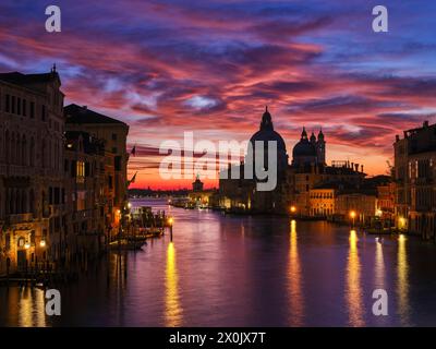 Blick von der Ponte dell'Accademia zur Basilika di Santa Maria della Salute, Venedig Stockfoto