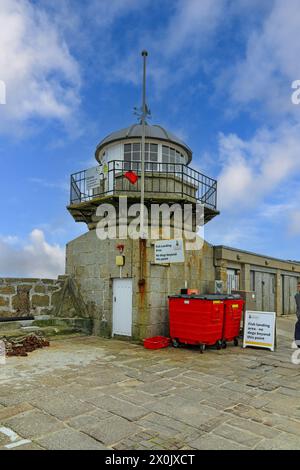 Ein Leuchtturm am Ende des Piers in St. Ives Harbour, St. Ives, Cornwall, England, Großbritannien Stockfoto