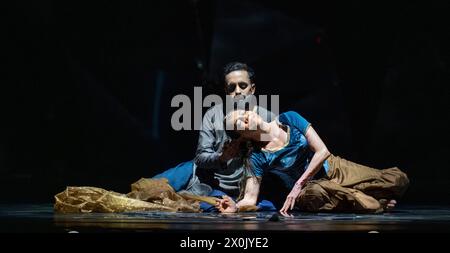 Sadlers Wells Theatre, London, Großbritannien. April 2024. Die Probe von Mehek, einem atemberaubenden neuen Duett von Aakash Odedra Company und Aditi Mangaldas Dance Company im Sadler's Wells Theatre am 12-13. April, eine große neue Zusammenarbeit von zwei der besten südasiatischen Künstler ihrer Generation - Aakash Odedra und Aditi Mangaldas - erzählt die Geschichte einer tabu Beziehung zwischen einer älteren Frau und einem jüngeren Mann. Der Komponist Nicki Wells hat den Soundtrack erstellt. Sie singt live auf der Bühne mit den indischen Schlagzeugern Ashish Gangani und Hiren Chate und dem Sänger Faraz Ahmed. Quelle: Malcolm Park Stockfoto