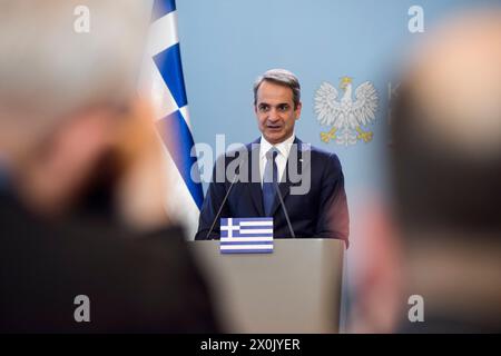 Warschau, Polen. April 2024. Griechenlands Premierminister Kyriakos Mitsotakis spricht auf einer Pressekonferenz mit Ministerpräsident Donald Tusk (nicht im Bild). Der griechische Premierminister Kyriakos Mitsotakis kam in Warschau an und traf sich mit Donald Tusk, dem polnischen Ministerpräsidenten. Die Premierminister sprachen über den Handel zwischen den beiden Ländern, erörterten auch europäische Sicherheitsfragen und illegale Migration im Zusammenhang mit der jüngsten Abstimmung im Europäischen Parlament über den Migrations- und Asylpakt. Quelle: SOPA Images Limited/Alamy Live News Stockfoto