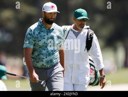 Augusta, Usa. April 2024. Der Spanier Jon Rahm und sein Caddie Adam Hayes gehen in der zweiten Runde des Masters Turniers im Augusta National Golf Club in Augusta, Georgia am Freitag, den 12. April 2024 auf das dritte Grün. Foto: Tannen Maury/UPI Credit: UPI/Alamy Live News Stockfoto