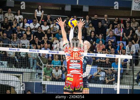 Mailand, Italien. April 2024. MONSTERBLOCK WASSIM BEN TARA (SIR SUSA VIM PERUGIA) während des Playoffs - Allianz Milano vs Sir Susa VIM Perugia, Volleyball Italian Serie A Männer Superliga Spiel in Mailand, Italien, 11. April 2024 Credit: Independent Photo Agency/Alamy Live News Stockfoto