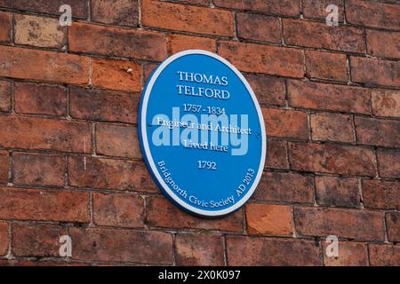 Bridgnorth, Großbritannien – 12. April 2024: Blaue Tafel vor dem Haus, in dem der Ingenieur und Architekt Thomas Telford lebte. Stockfoto