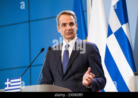 Warschau, Polen. April 2024. Griechenlands Premierminister Kyriakos Mitsotakis spricht auf einer Pressekonferenz mit Ministerpräsident Donald Tusk (nicht im Bild). Der griechische Premierminister Kyriakos Mitsotakis kam in Warschau an und traf sich mit Donald Tusk, dem polnischen Ministerpräsidenten. Die Premierminister sprachen über den Handel zwischen den beiden Ländern, erörterten auch europäische Sicherheitsfragen und illegale Migration im Zusammenhang mit der jüngsten Abstimmung im Europäischen Parlament über den Migrations- und Asylpakt. (Foto: Attila Husejnow/SOPA Images/SIPA USA) Credit: SIPA USA/Alamy Live News Stockfoto