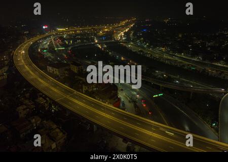 Dhaka, Bangladesch, 11. April 2024: Der Dhaka Elevated Expressway ist das erste Hochbahnprojekt in Bangladesch, das die Hazrat Shahjalal Int verbindet Stockfoto