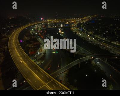 Dhaka, Bangladesch, 11. April 2024: Der Dhaka Elevated Expressway ist das erste Hochbahnprojekt in Bangladesch, das die Hazrat Shahjalal Int verbindet Stockfoto