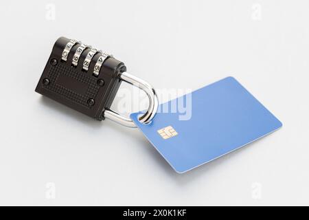 Sicherheitsvorhängeschloss auf Kreditkarte geschlossen. Kreditkarte oder finanzielle Sicherheit Stockfoto