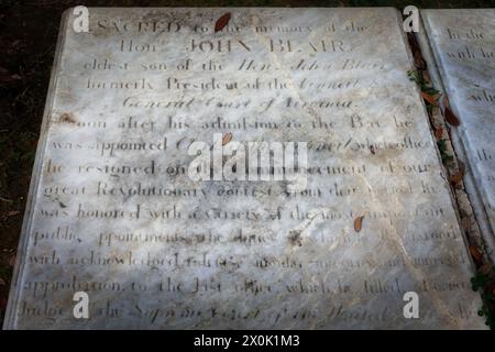 Das Grab des Gründers von Pater John Blair, Unterzeichner der US-Verfassung und erster Richter am Obersten Gerichtshof in der Bruton Parish Church in Colonial Wi Stockfoto