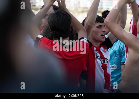 Bilbao, Biskaya, Spanien - 11. April 2024 - Fans des Athletic Club de Bilbao feiern den 25. Copa del Rey-Titel mit dem Lastkahn Stockfoto