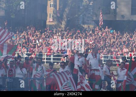 Bilbao, Biskaya, Spanien - 11. April 2024 - Fans des Athletic Club de Bilbao feiern den 25. Copa del Rey-Titel mit dem Lastkahn Stockfoto