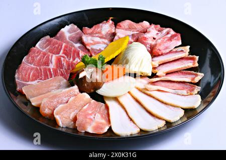 Set enthält verschiedene Teile von Schweinefleisch für Yakiniku (auf Holzkohlegrill gegrillt) Stockfoto