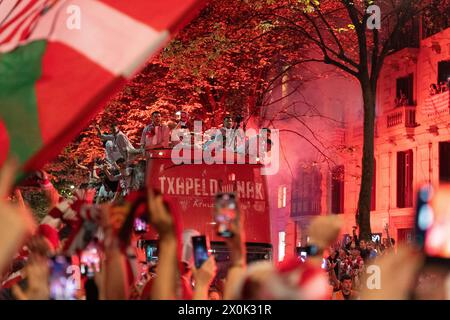 Bilbao, Biskaya, Spanien - 11. April 2024 - Fans des Athletic Club de Bilbao feiern den 25. Copa del Rey-Titel mit dem Lastkahn Stockfoto