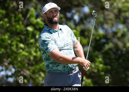 Augusta, Usa. April 2024. Der Spanier Jon Rahm sieht seinen Abschlag auf das vierte Loch in der zweiten Runde des Masters Turniers im Augusta National Golf Club in Augusta, Georgia am Freitag, den 12. April 2024. Foto: Tannen MauryUPI Credit: UPI/Alamy Live News Stockfoto