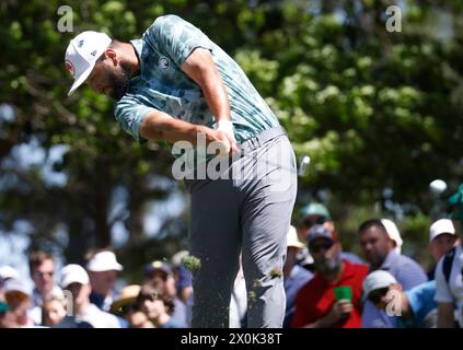 Augusta, Usa. April 2024. Der Spanier Jon Rahm schlägt am Freitag, den 12. April 2024, in der zweiten Runde des Masters Turniers im Augusta National Golf Club in Augusta, Georgia, ins vierte Loch. Foto: Tannen MauryUPI Credit: UPI/Alamy Live News Stockfoto